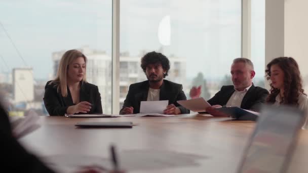 Adamları Ofiste Büyük Bir Pencerenin Önünde Bir Masada Oturarak Bir — Stok video