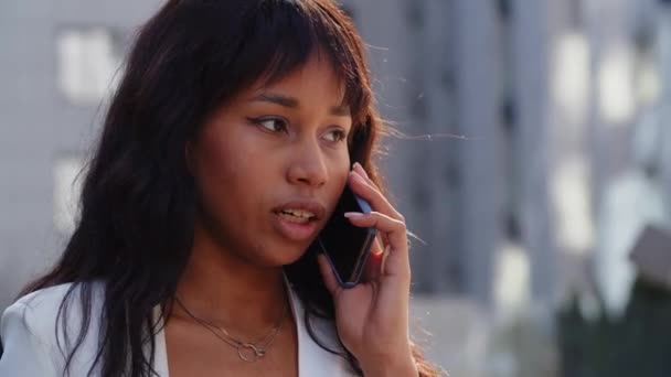 Μια Μαύρη Επιχειρηματίας Κάνει Ένα Τηλεφώνημα Στο Δρόμο Μια Μαύρη — Αρχείο Βίντεο