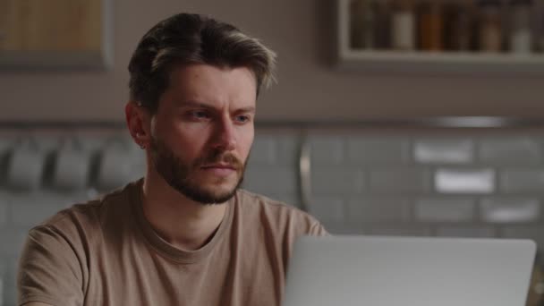 Młody Człowiek Krótką Fryzurą Patrzy Uważnie Ekran Laptopa Stylowy Młody — Wideo stockowe