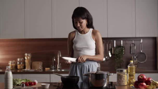 식사로 스크램블드에그를 요리한다 부엌에서 갈색의 로알을 프라이팬에 붓는다 고품질 — 비디오