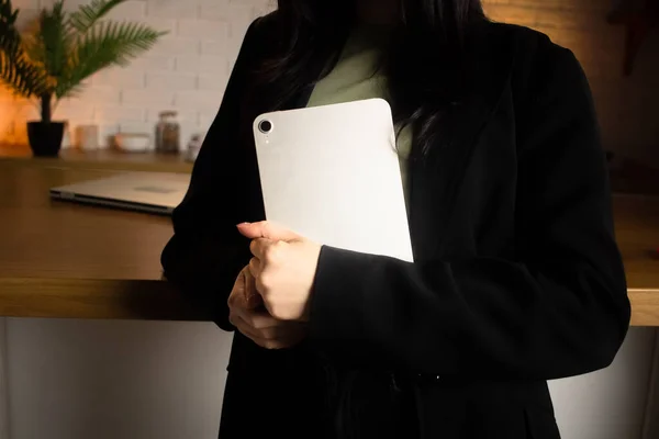 タブレットを持っている女性の作物のビュー 黒いセーターの女性が手にデジタルタブレットを持っています 高品質の写真 — ストック写真
