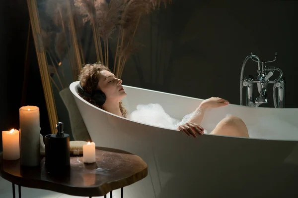 Vista Una Mujer Joven Acostada Baño Con Espuma Escuchando Música —  Fotos de Stock