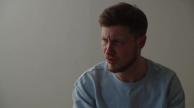 Yeni uyanmış bir adam gözlerini ovuşturup esniyor. Esneyen adam yataktan kalkar ve yüzünü yıkamaya gider. Yüksek kalite 4k görüntü