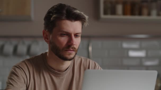 Człowiek Krótką Fryzurą Zarostem Uważnie Patrzy Coś Ekranie Laptopa Męski — Wideo stockowe