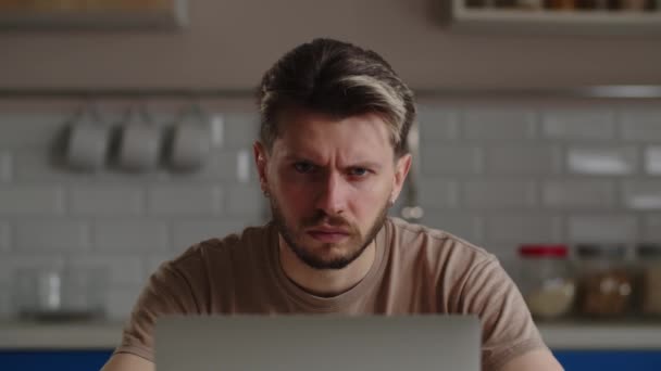 Молодой Человек Смотрит Ноутбуке Томно Вздыхает Уставший Студент Смотрит Онлайн — стоковое видео