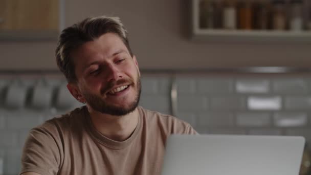 Jovem Elegante Com Sorriso Olha Para Algo Tela Laptop Freelancer — Vídeo de Stock