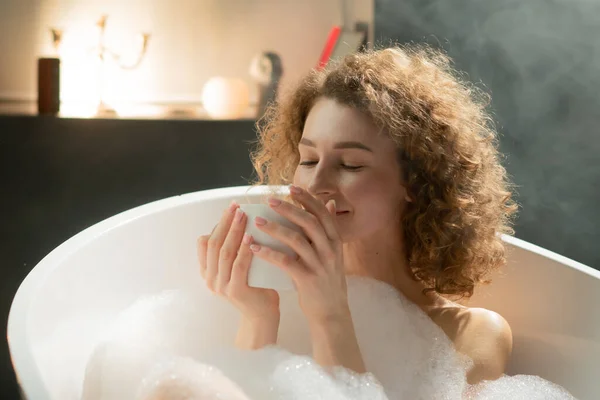 Entspannte Junge Frau Liegt Der Badewanne Und Genießt Den Duft — Stockfoto