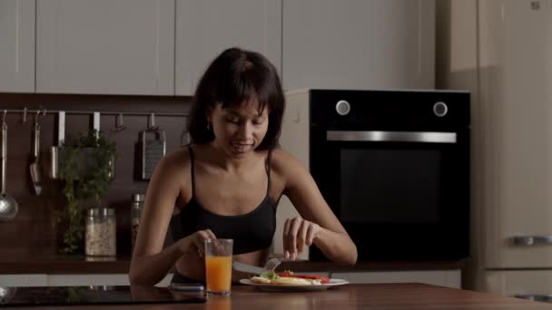 Mutfakta Oturan Hoş Bir Kız Bir Parça Çırpılmış Yumurtayı Bıçakla — Stok video