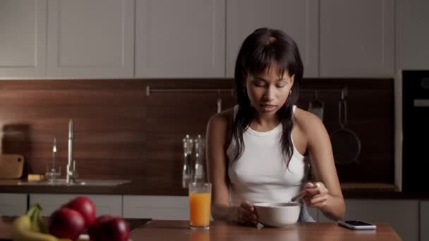Une Belle Jeune Femme Assoit Table Cuisine Mange Muesli Lavé — Video