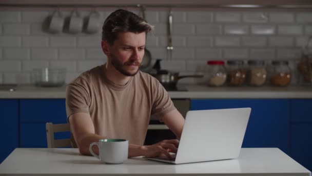 Młody Człowiek Zrobił Sobie Kawę Usiadł Przy Laptopie Ziewanie Człowiek — Wideo stockowe