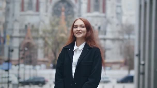 Glückliches Mädchen Schwarzem Mantel Posiert Mit Einem Lächeln Auf Dem — Stockvideo