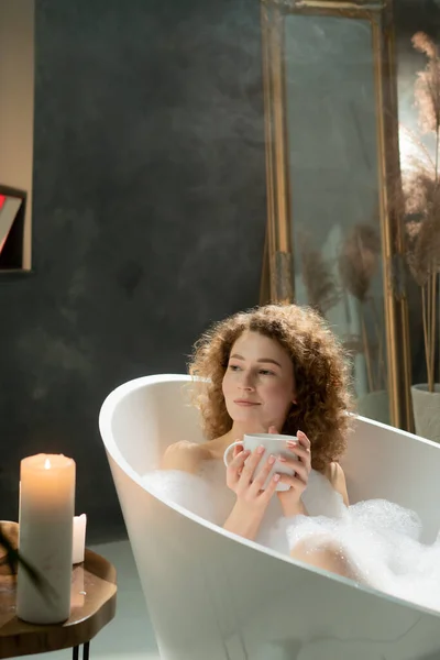 Eine Entspannte Junge Frau Liegt Einem Schäumenden Bad Und Hält — Stockfoto