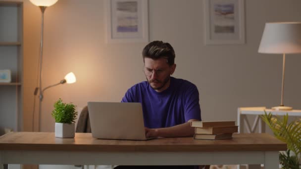 Сконцентрированный Молодой Человек Печатает Ноутбуке Студент Колледжа Ищет Интернете Материалы — стоковое видео