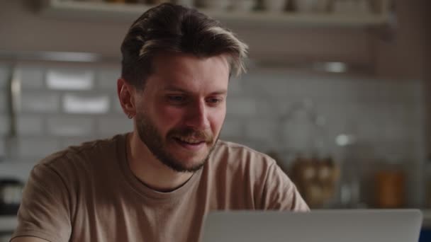 Facet Krótką Fryzurą Zarostem Siedzi Kuchni Pracuje Laptopie Młody Człowiek — Wideo stockowe