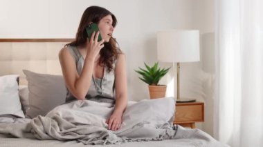 Gri gecelikli, uzun saçlı bir kadın bir yatakta oturmuş telefonda biriyle tartışıyor. Genç bir esmer, hoş olmayan bir telefon konuşmasından sonra telefonu yatağa atar ve iç çeker. Yüksek