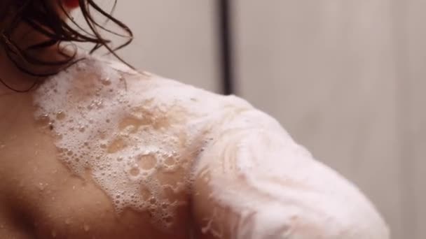 シャワージェルでシャワーを浴びている女性の作物のビュー ブルネットの女の子は彼女の体をシャワー スキンケアルーチン 高品質のフルHd映像 — ストック動画