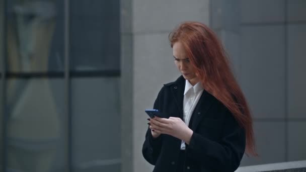 Stressé Femme Sms Message Sur Smartphone Regarder Autour Rue Ville — Video