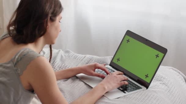 Вид Сзади Молодую Женщину Печатающую Ноутбуке Зеленым Экраном Молодая Брюнетка — стоковое видео