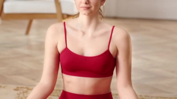 Una Mujer Joven Una Camiseta Roja Polainas Medita Posición Loto — Vídeo de stock