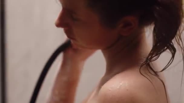 Bruneta Mladá Žena Culíkem Sprchování Její Tělo Během Ranní Péče — Stock video