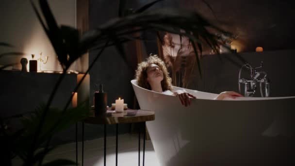 Kręcone Kobieta Cieszy Się Romantyczną Atmosferę Świecami Podczas Kąpieli Zabieg — Wideo stockowe
