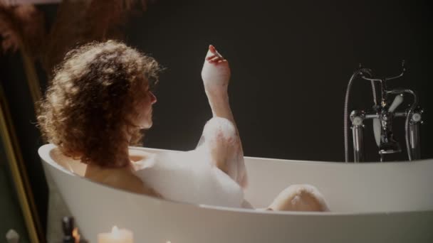 Powolny Widok Kobiety Myjącej Ciało Podczas Kąpieli Pianką Zabieg Spa — Wideo stockowe