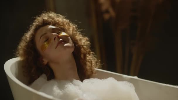 Kobieta Przepaskami Oku Leżąca Pianie Podczas Kąpieli Kręcone Dziewczyny Cieszące — Wideo stockowe