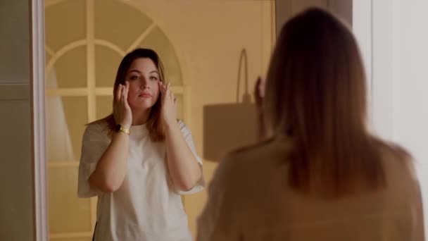 Genç Bir Kadın Yüzüne Krem Sürüyor Beyaz Tişörtlü Kız Aynanın — Stok video