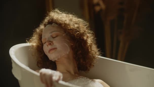 Kędzierzawa Kobieta Masce Kosmetycznej Twarzy Kąpiąca Się Pianie Młoda Dama — Wideo stockowe