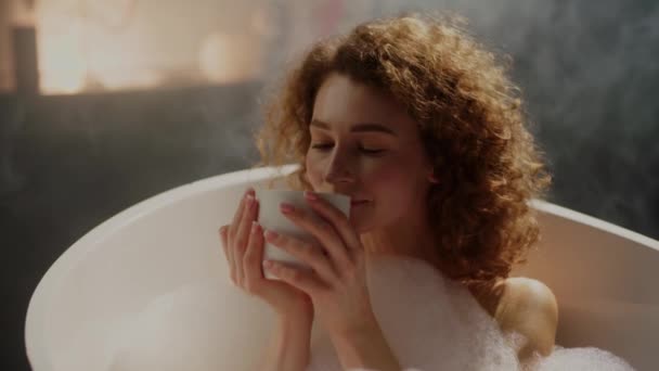 Atrakcyjna Kobieta Siedzi Wannie Cieszy Się Aromatem Herbaty Zwolnionym Tempie — Wideo stockowe