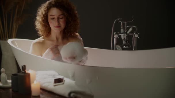 Güzel Bir Kadın Banyoda Oturuyor Tebligatı Okumak Için Telefonunu Kaldırıyor — Stok video