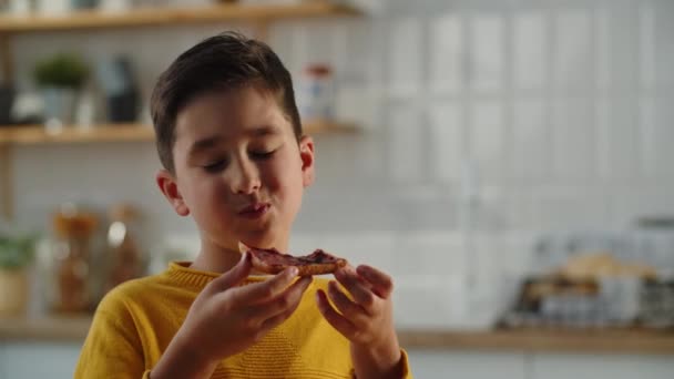 Niño Sonriente Suéter Amarillo Está Comiendo Sándwich Con Mermelada Frambuesa — Vídeos de Stock