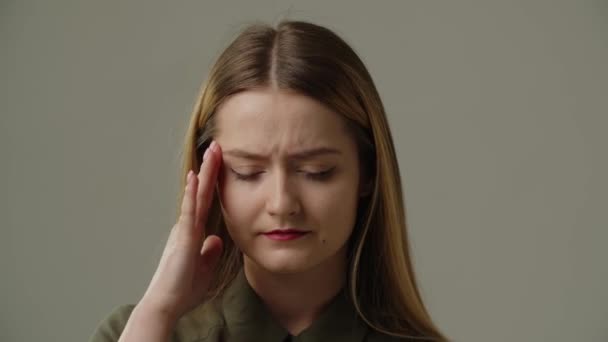 片頭痛で顔に触れる若い女性 頭痛のある女の子の屋内ビデオ 疲れている女性 ストレス うつ病 高品質4K映像 — ストック動画