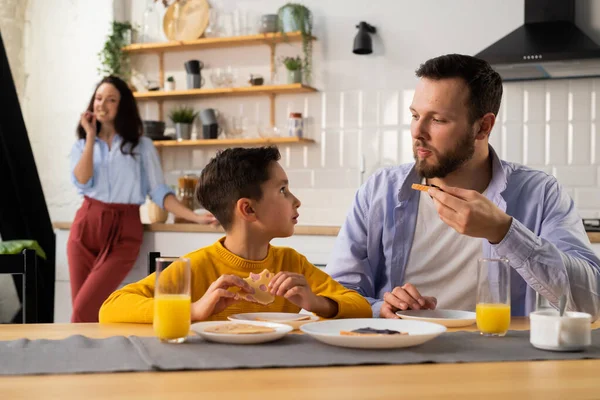 Niño Comunica Con Padre Durante Desayuno Cocina Padre Hijo Miran — Foto de Stock