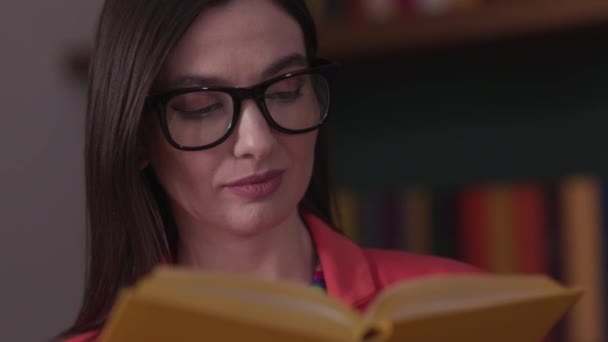 Κομψό Μελαχρινή Γυναίκα Γυαλιά Γυρίζοντας Σελίδες Βιβλίων Ενώ Ανάγνωση Και — Αρχείο Βίντεο