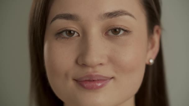 Vista Frontal Menina Asiática Bonita Olhando Para Câmera Com Sorriso — Vídeo de Stock