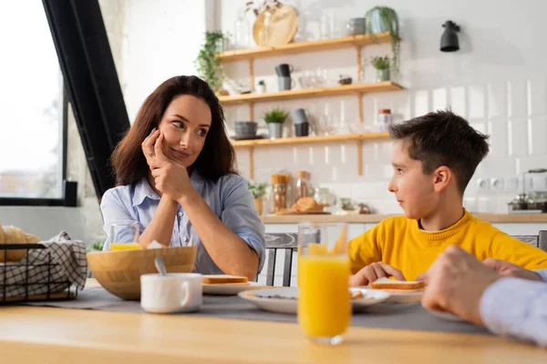 Una Mujer Mira Hijo Mientras Desayuna Cocina Chico Come Sándwich — Foto de Stock