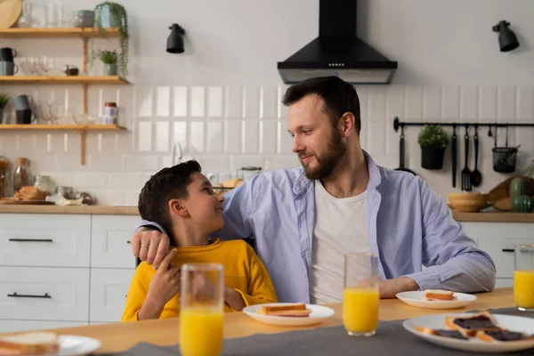 Padre Cariñoso Sienta Con Hijo Mesa Cocina Niño Está Sentado — Foto de Stock