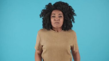 Kıvırcık saçlı siyah bir kadın ellerini kaldırıp bağırmaya başlıyor. Hüsrana uğramış genç bir kadın duygularını zapt edemez. Yüksek kalite 4k görüntü