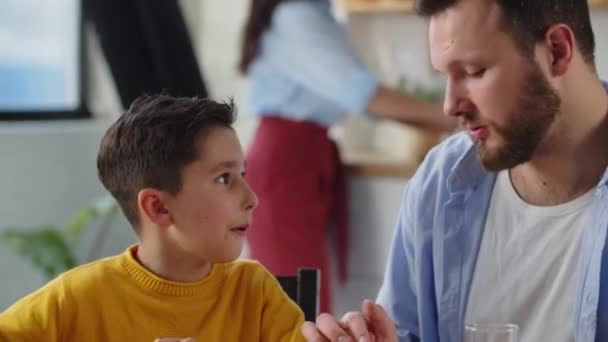 Hombre Hijo Están Sentados Mesa Comiendo Sándwiches Niño Come Sándwiches — Vídeos de Stock