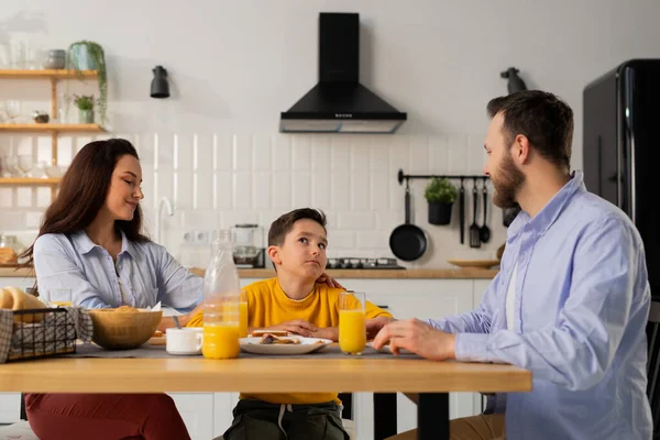 Niño Desayuna Con Sus Padres Mesa Cocina Niño Con Una — Foto de Stock