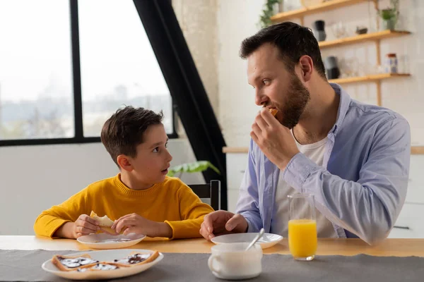 Chico Con Suéter Amarillo Está Desayunando Cocina Con Padre Padre — Foto de Stock
