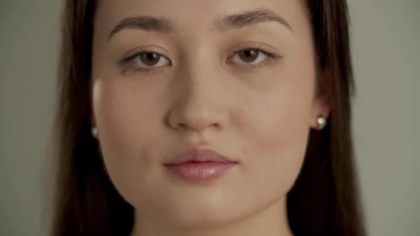 Vista Frontal Menina Asiática Atraente Sorrindo Fundo Bege Conceito Beleza — Vídeo de Stock
