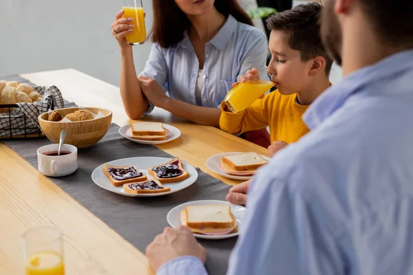 Niño Sus Padres Comen Sándwiches Beben Jugo Naranja Una Familia — Foto de Stock