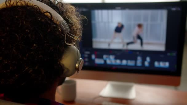 Επιλεκτική Εστίαση Του Videographer Ακουστικά Βλέποντας Στην Οθόνη Του Υπολογιστή — Αρχείο Βίντεο