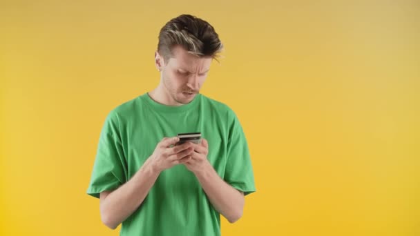 Jovem Shirt Verde Está Com Telefone Nas Mãos Suspira Pesadamente — Vídeo de Stock