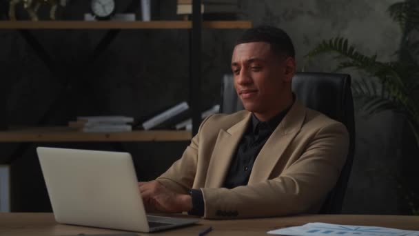Erkek Bir Girişimci Ofisinde Otururken Bir Bilgisayarın Başında Çalışır Takım — Stok video
