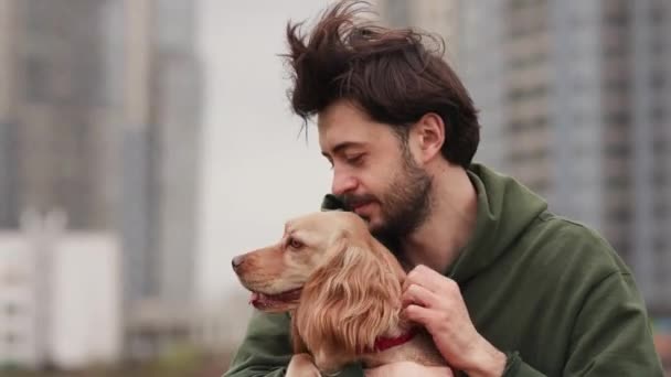 Lächelnde Bärtige Brünette Die Seine Hunde Hals Kratzt Ein Mann — Stockvideo