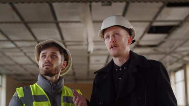 Der Bauherr Bespricht Etwas Mit Dem Bauinspektor Zwei Männer Mit — Stockvideo