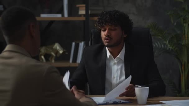 Muž Černém Obleku Něco Vysvětlí Svému Obchodnímu Partnerovi Hodí Stůl — Stock video
